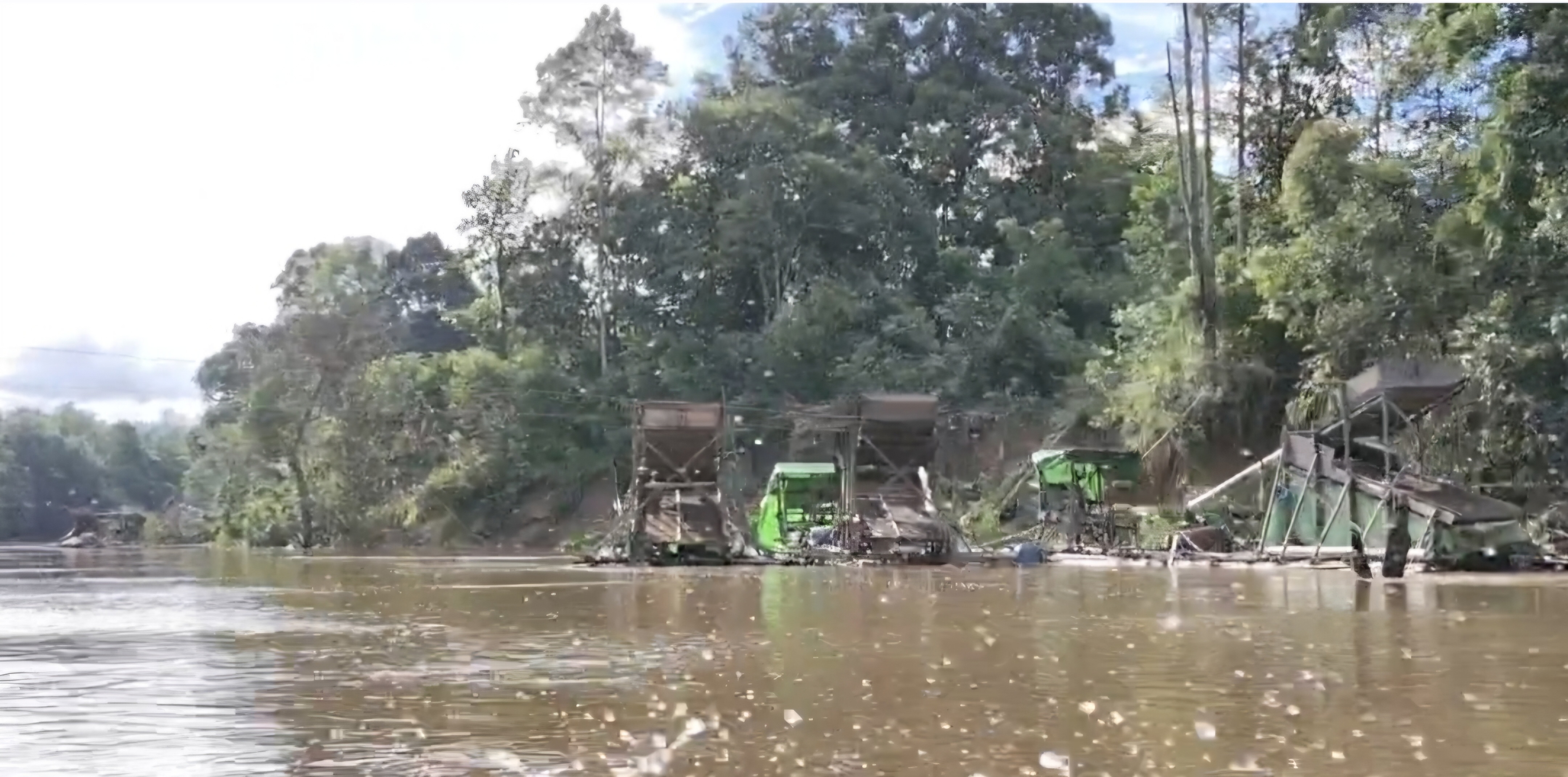 Puluhan Lanting PETI Beroperasi Di Sungai Sekayam, Awal Kehancuran Sungai Sekayam?